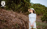 {ẢNH] Thiếu nữ Hà thành thướt tha áo dài bên đồi vải Lục Ngạn